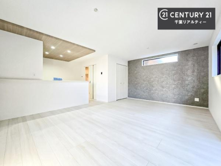 ���r���O �傫�ȑ����炽���Ղ�̗z���������閾�邢���r���O�B�J�����̂��郊�r���O�ŉƑ��c���̂��났�̎��Ԃ��߂����܂��B