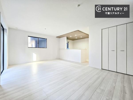 ���r���O �D�����z���܂肪���r���O����ł���ċ��S�n�̗ǂ���Ԃ����o���Ă���܂��I
���났�̎��Ԃ��߂����܂��I