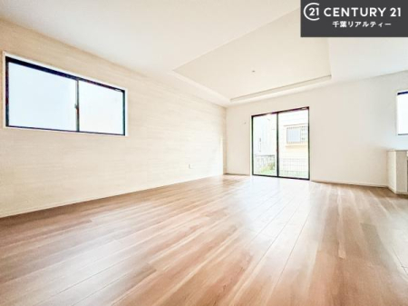 ���r���O �傫�ȑ����炽���Ղ�̗z���������閾�邢���r���O�B�J�����̂��郊�r���O�ŉƑ��c���̂��났�̎��Ԃ��߂����܂��B