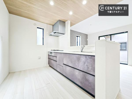 �L�b�`�� ��Ƃ肠�钲���X�y�[�X�ō�Ƃ����₷�����K�ȃL�b�`���ł��I
���q�l�ƈꏏ�ɂ��َq������y���߂�L�X�X�y�[�X�ł��B�y�����������ԂɂȂ肻���ł��ˁI