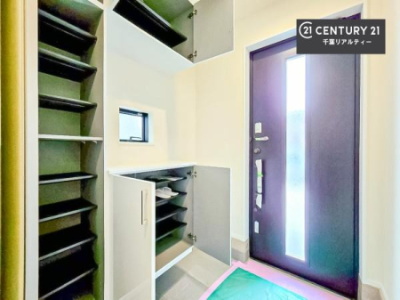 ���� �V���[�Y�{�b�N�X�t���Ȃ̂ŁA���ւ��Еt�����|�������₷���ł��I
�X�b�L���������ւŌ˂��J�����u�ԁA�������̂���S�n������Ԃ��o�}���Ă���܂��B
