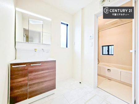 ���ʑ�E���ʏ� �O�ʋ��d�l�̐��ʏ��́A�g�����Ȃ݂����₷������I���͎��[�ɂȂ��Ă��܂��B�h���C���[�₨���ϓ����Еt������̂Ő��ʑ������X�b�L���ƌ����邱�Ƃ��o���܂��I