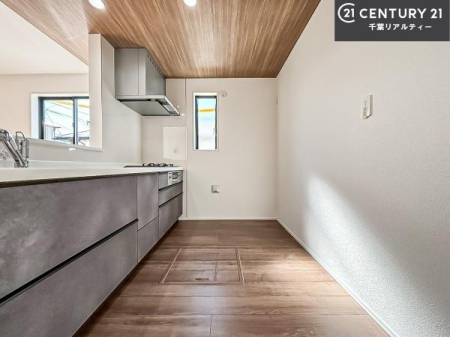 �L�b�`�� ��Ƃ肠�钲���X�y�[�X�ō�Ƃ����₷�����K�ȃL�b�`���ł��I
���q�l�ƈꏏ�ɂ��َq������y���߂�L�X�X�y�[�X�ł��B�y�����������ԂɂȂ肻���ł��ˁI