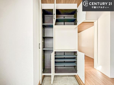 ���� �V���[�Y�{�b�N�X�t���Ȃ̂ŁA���ւ��Еt�����|�������₷���ł��I
�X�b�L���������ւŌ˂��J�����u�ԁA�������̂���S�n������Ԃ��o�}���Ă���܂��B