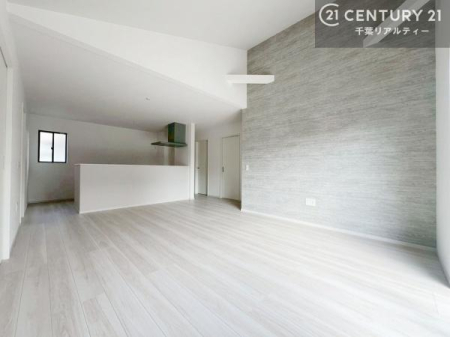 ���r���O �A�N�Z���g�N���X���̗p�������r���O�́A��Ԃɂ��肰�Ȃ����Ə㎿�������o�B�������S�̂̕��͋C���������߁A�������ŗ�����������Ԃ��L����܂��B