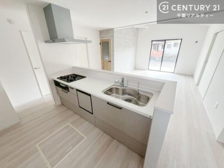 �L�b�`�� ��l�C�̑Ζʎ��V�X�e���L�b�`�����̗p���Ă��܂��I���Ƒ��̃R�~���j�P�[�V���������R�Ƒ�����݌v�ł��B
���q�l�ɂ��ڂ��͂��̂Ŋ������ł��ˁI�L�X�g���ĉ��K�ō�Ƃ��i�݂܂��B