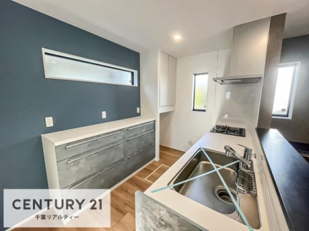 �L�b�`�� ��l�C�̃J�b�v�{�[�h�t���̑Ζʎ��V�X�e���L�b�`�����̗p���Ă��܂��I���Ƒ��̃R�~���j�P�[�V���������R�Ƒ�����݌v�ł��B
���[�X�y�[�X���L�x�ŁA�����X�y�[�X���X�b�L���ƕЕt���Ђ�`�����p�ł��܂��I