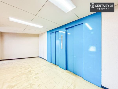 ���̑����p�� �G���x�[�^�[�����ŁA�����̈ړ����X���[�Y�B��K�ւ̃A�N�Z�X�����K�Ȃ��߁A���N�z�̕��⏬���Ȃ��q���܂����邲�ƒ�ɂ����S�ł��B���K���Ɨ��֐������˔������Z�܂��ł��B