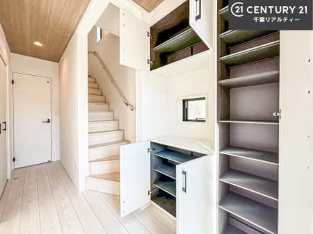 ���� �V���[�Y�{�b�N�X�t���Ȃ̂ŁA���ւ��Еt�����|�������₷���ł��I
�X�b�L���������ւŌ˂��J�����u�ԁA�������̂���S�n������Ԃ��o�}���Ă���܂��B