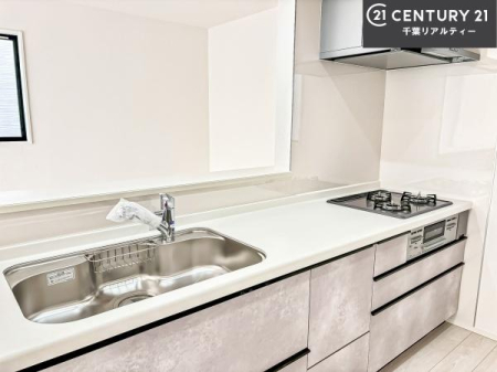 �L�b�`�� ��l�C�̑Ζʎ��V�X�e���L�b�`�����̗p���Ă��܂��I���Ƒ��̃R�~���j�P�[�V���������R�Ƒ�����݌v�ł��B
���q�l�ɂ��ڂ��͂��̂Ŋ������ł��ˁI�L�X�g���ĉ��K�ɍ�Ƃ��i�݂܂��B