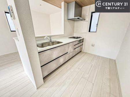 �L�b�`�� ��Ƃ肠�钲���X�y�[�X�ō�Ƃ����₷�����K�ȃL�b�`���ł��I
���q�l�ƈꏏ�ɂ��َq������y���߂�L�X�X�y�[�X�ł��B�y�����������ԂɂȂ肻���ł��ˁI