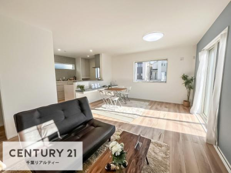 ���r���O ��؂ȉƑ����W�܂邩�炱��LDK�ɂ͂�����肽���B��������̂悢�L�`��LDK���A�q�����������C�ɏ΂��Ȃ��瑖�����Ă���p�����������u�L���Ƃɂ��ėǂ������v�Ǝv���u�Ԃł��B