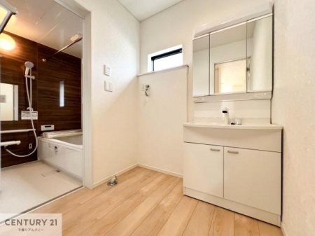 ���ʑ�E���ʏ� �O�ʋ��d�l�̐��ʏ��́A�g�����Ȃ݂����₷������I���͎��[�ɂȂ��Ă��܂��B�h���C���[�₨���ϓ����Еt������̂Ő��ʑ������X�b�L���ƌ����邱�Ƃ��o���܂��I