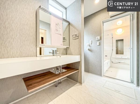 ���ʑ�E���ʏ� �O�ʋ��d�l�̐��ʏ��́A�g�����Ȃ݂����₷������I���͎��[�ɂȂ��Ă��܂��B�h���C���[�₨���ϓ����Еt������̂Ő��ʑ������X�b�L���ƌ����邱�Ƃ��o���܂��I