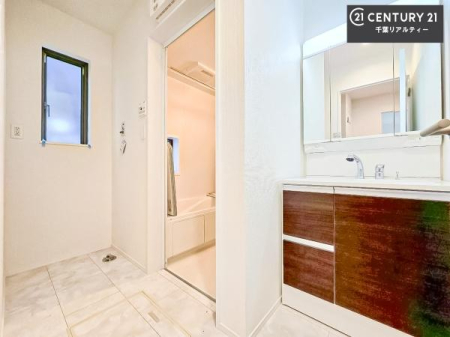 ���ʑ�E���ʏ� �O�ʋ��d�l�̐��ʏ��́A�g�����Ȃ݂����₷������I���͎��[�ɂȂ��Ă��܂��B�h���C���[�₨���ϓ����Еt������̂Ő��ʑ������X�b�L���ƌ����邱�Ƃ��o���܂��I