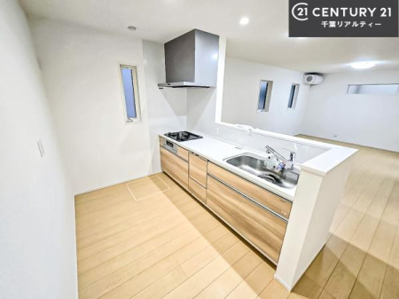 �L�b�`�� ��l�C�̑Ζʎ��V�X�e���L�b�`�����̗p���Ă��܂��I���Ƒ��̃R�~���j�P�[�V���������R�Ƒ�����݌v�ł��B
���q�l�ɂ��ڂ��͂��̂Ŋ������ł��ˁB�L�X�g���ĉ��K�ɍ�Ƃ��i�݂܂��B