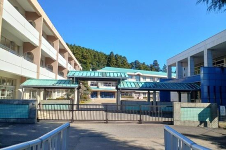 ���ӊ� �y���w�Z�z�R���s���������w�Z�F1300m