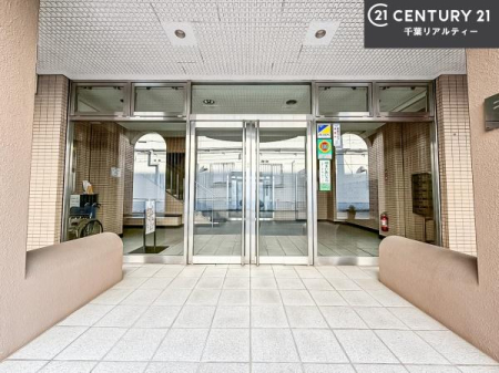 �G���g�����X ��؂Ȃ��q�l���}����G���g�����X�́A�z���ɕ�܂ꂽ�S�n�悢��ԁB
�Z�܂����̌ւ������������A�㎿�ȘȂ܂��ł��B