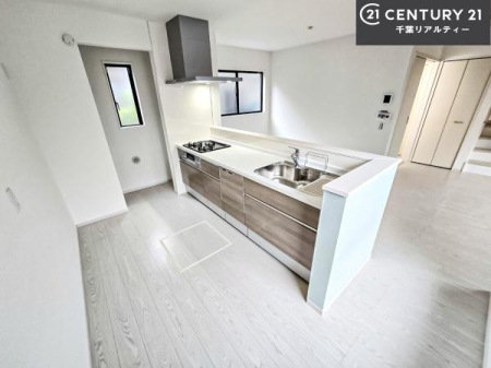 �L�b�`�� ��l�C�̑Ζʎ��V�X�e���L�b�`�����̗p���Ă��܂��I���Ƒ��̃R�~���j�P�[�V���������R�Ƒ�����݌v�ł��B
���q�l�ɂ��ڂ��͂��̂Ŋ������ł��ˁB�L�X�g���ĉ��K�ɍ�Ƃ��i�݂܂��I