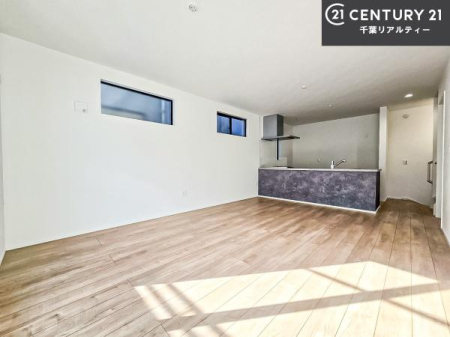 ���r���O �傫�ȑ����炽���Ղ�̗z���������閾�邢���r���O�B�J�����̂��郊�r���O�ŉƑ��c���̂��났�̎��Ԃ��߂����܂��B