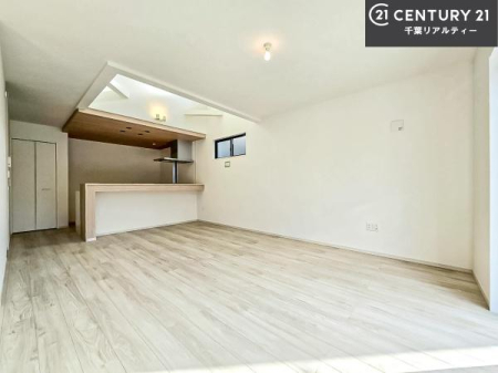 ���r���O �傫�ȑ����炽���Ղ�̗z���������閾�邢���r���O�B�J�����̂��郊�r���O�ŉƑ��c���̂��났�̎��Ԃ��߂����܂��B