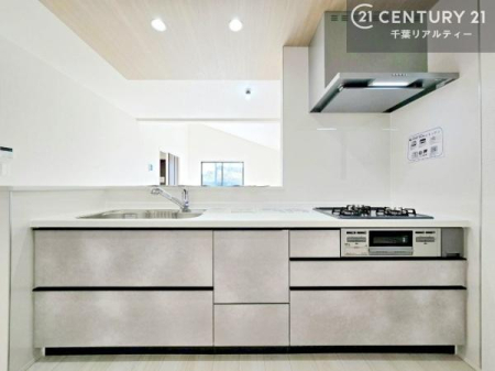 �L�b�`�� ��l�C�̑Ζʎ��V�X�e���L�b�`�����̗p���Ă��܂��I���Ƒ��̃R�~���j�P�[�V���������R�Ƒ�����݌v�ł��B
���q�l�ɂ��ڂ��͂��̂Ŋ������ł��ˁI�L�X�g���ĉ��K�ō�Ƃ��i�݂܂��B