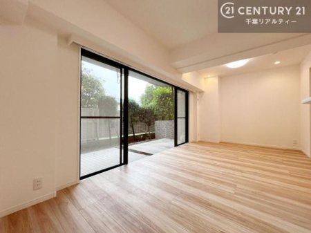 ���r���O �傫�ȑ����炽���Ղ�̗z���������閾�邢���r���O�B�J�����̂��郊�r���O�ŉƑ��c���̂��났�̎��Ԃ��߂����܂��B