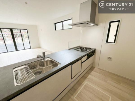 �L�b�`�� ��l�C�̑Ζʎ��V�X�e���L�b�`�����̗p���Ă��܂��I���Ƒ��̃R�~���j�P�[�V���������R�Ƒ�����݌v�ł��B
���q�l�ɂ��ڂ��͂��̂Ŋ������ł��ˁB�L�X�g���ĉ��K�ɍ�Ƃ��i�݂܂��B