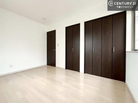 �q������ ���[�X�y�[�X���t���Ă���̂ŁA�}�ȗ��q���ł��U�炩��������������T�b�ƕЂÂ����đ�ϕ֗��ł��I�ǖʂ��L�X���Ă���̂ŁA�׋�����x�b�h�̒u����ɍ���܂���I