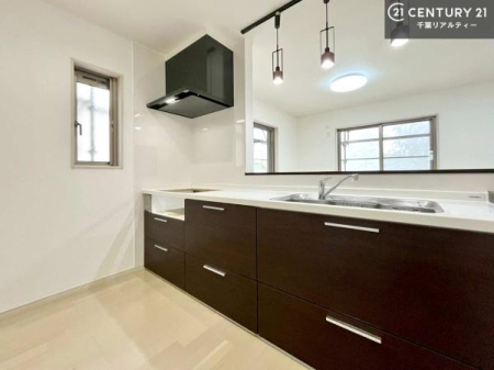 �L�b�`�� ��l�C�̑Ζʎ��V�X�e���L�b�`�����̗p���Ă��܂��I���Ƒ��̃R�~���j�P�[�V���������R�Ƒ�����݌v�ł��B
���q�l�ɂ��ڂ��͂��̂Ŋ������ł��ˁB���[�͂�����܂��I