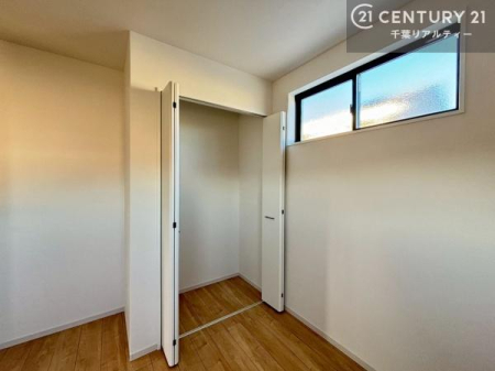 �q������ ���[�X�y�[�X���������Ă���A�ߗނ₨������A�w�p�i�Ȃǂ��������萮���ł��܂��B���������L���g���邽�߁A���K�Ő������Z��Ԃ��������܂��B