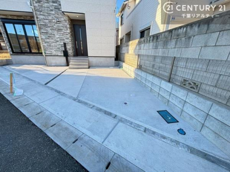 ���ԏ� �J�[�X�y�[�X2�䕪�����ŁA�Ԃ̑䐔���C�ɂ������K�ɕ�点�܂��B��₨�o�����̕����L����A����̗��֐��������ƌ��サ�܂��B