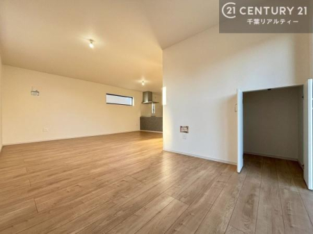 ���r���O �L�X22.4����LDK�́A�Ƒ��݂�Ȃł������߂�����J���I�ȋ�ԁB�傫�ȑ�������������Ղ����A���邭�S�n�悢���������o���܂��B