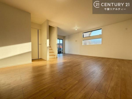 ���r���O LDK�́A�L�b�`�����烊�r���O�܂Ŏ������ʂ�A�Ƒ��Ƃ̉�b���e�ރR�~���j�P�[�V������ԁB�݂�Ȃňꏏ�ɉ߂������Ԃ����R�ɑ����܂��B