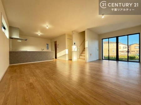 ���r���O �傫�ȑ����炽���Ղ�̗z���������閾�邢���r���O�B�J�����̂��郊�r���O�ŉƑ��c���̂��났�̎��Ԃ��߂����܂��B