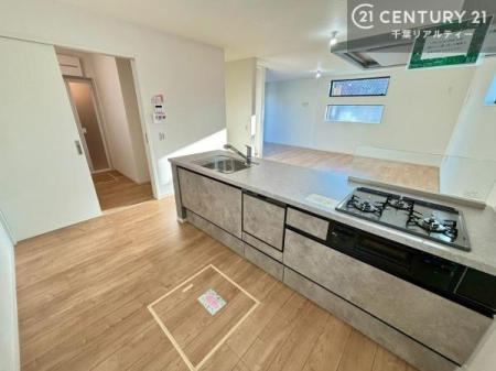 �L�b�`�� �J�����̂���L�b�`���́A���Ƒ��Ƃ̃R�~���j�P�[�V���������₷���݌v�B�����������Ȃ����b���e�݁A���X�̕�炵�ɐS�n�悢���Ԃ�����܂��B