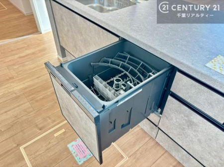 �L�b�`�� �r���g�C���̐H��􂢊����@�t���ŁA�Ǝ��̕��S���y�����A��ƃX�y�[�X����������m�ۂ���Ă��܂��B�Z���������ł������悭�Ǝ����ł��A��Ƃ肠���炵���T�|�[�g���܂��B