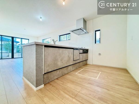 �L�b�`�� �J�����̂���L�b�`���́A���Ƒ��Ƃ̃R�~���j�P�[�V���������₷���݌v�B�����������Ȃ����b���e�݁A���X�̕�炵�ɐS�n�悢���Ԃ�����܂��B