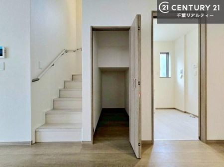 ���[ ���r���O���[�����邽�߁A��������}������ԂÂ��肪�\�B
���ł���������Ƃ������r���O��ۂĂ܂��I