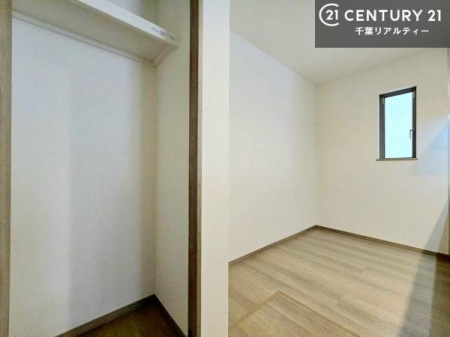 ���[ �L�b�`�����Ɏ��[���������A�H�ނ���p�i�̃X�g�b�N�ɕ֗��B
�������ł������Ɏ��o����ʒu�ɂ���A�Ǝ��������l�����g���₷���݌v�ł��B