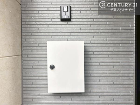 ���̑����n �O�ǂɃX�}�[�g�Ɏ��t����ꂽ�|�X�g�́A���ւ܂�����������ƌ����Ă����f�U�C�����ƁA�g���₷�������˔������@�\�I�Ȑݔ��B