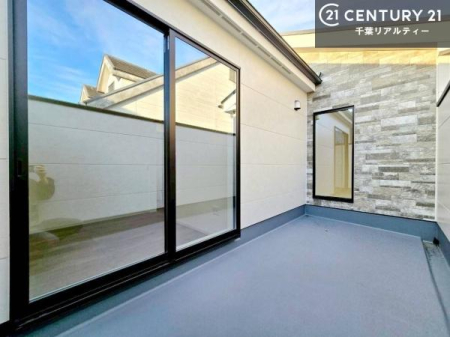 �o���R�j�[ �������Ղ�ǂŃv���C�o�V�[�ɔz�����ꂽ�v���C�x�[�g�o���R�j�[�B�`�F�A��O���[����z�u���āA�x���͉Ƒ��ł̂�т�o���R�j�[���Ԃ��y���߂܂��I