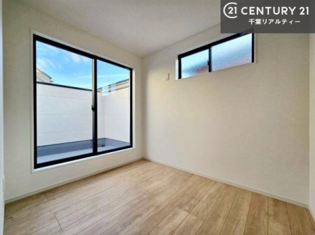 �m�� �o���R�j�[�ɖʂ����������̂��߁A���邢���R���������Ղ�ƍ������݁A�J�����̂����Ԃ��L����܂��B�����J����ΐS�n�悢�����ʂ蔲���A�G�߂������Ȃ�����K�ɂ��߂������������܂��B