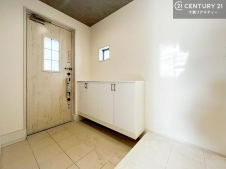 ���� �V���[�Y�{�b�N�X�t���Ȃ̂ŁA���ւ��Еt�����|�������₷���ł��I
�X�b�L���������ւŌ˂��J�����u�ԁA�������̂���S�n������Ԃ��o�}���Ă���܂��B