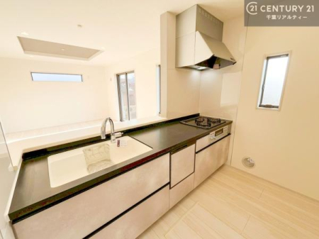 �L�b�`�� ��l�C�̑Ζʎ��V�X�e���L�b�`�����̗p���Ă��܂��I���Ƒ��̃R�~���j�P�[�V���������R�Ƒ�����݌v�ł��B
���q�l�ɂ��ڂ��͂��̂Ŋ������ł��ˁI�L�X�g���ĉ��K�ɍ�Ƃ��i�݂܂��B