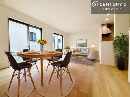 ���r���O �Ƌ��CG�p�[�X�ł��B�J�����̂���L�XLDK�I�\�t�@�[��_�C�j���O�e�[�u����u���Ă������ɂȂ�Ȃ��̂ŉ��K�ɉ߂����܂��I�R�~���j�P�[�V���������₷�����r���O�ł��I