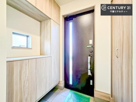 ���� �V���[�Y�{�b�N�X�t���Ȃ̂ŁA���ւ��Еt�����|�������₷���ł��I
�X�b�L���������ւŌ˂��J�����u�ԁA�������̂���S�n������Ԃ��o�}���Ă���܂��B