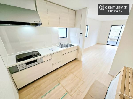 �L�b�`�� �Ǖt���L�b�`�����̗p���邱�ƂŁA
���r���O�E�_�C�j���O���L���g����Ԏ��ɂȂ��Ă��܂��B