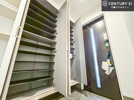 ���� �V���[�Y�{�b�N�X�t���Ȃ̂ŁA���ւ��Еt�����|�������₷���ł��I
�X�b�L���������ւŌ˂��J�����u�ԁA�������̂���S�n������Ԃ��o�}���Ă���܂��B