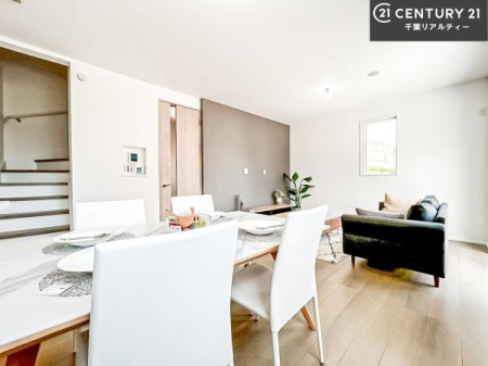 ���r���O �傫�ȑ����炽���Ղ�̗z���������閾�邢���r���O�B�J�����̂��郊�r���O�ŉƑ��c���̂��났�̎��Ԃ��߂����܂��B